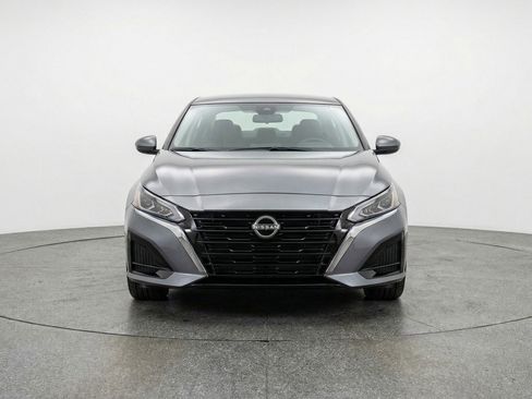 Used 2025 Nissan Altima 2.5 SV FWD image 2