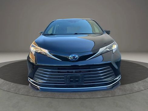 Used 2022 Toyota Sienna Platinum AWD/4WD image 2