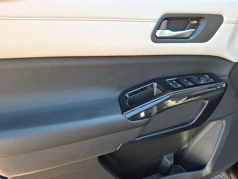 Used 2022 Nissan Pathfinder SV AWD/4WD image 10