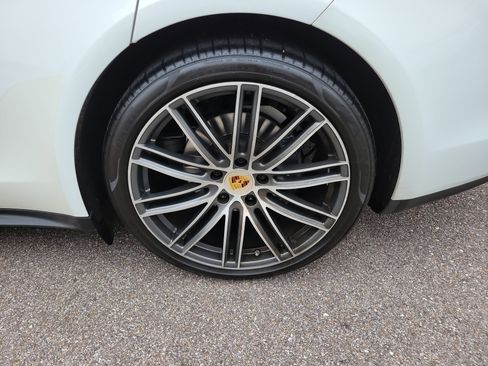 Used 2018 Porsche Panamera image 25