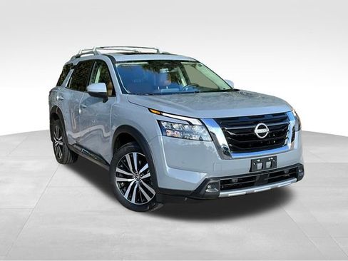 Certified 2025 Nissan Pathfinder Platinum image 1