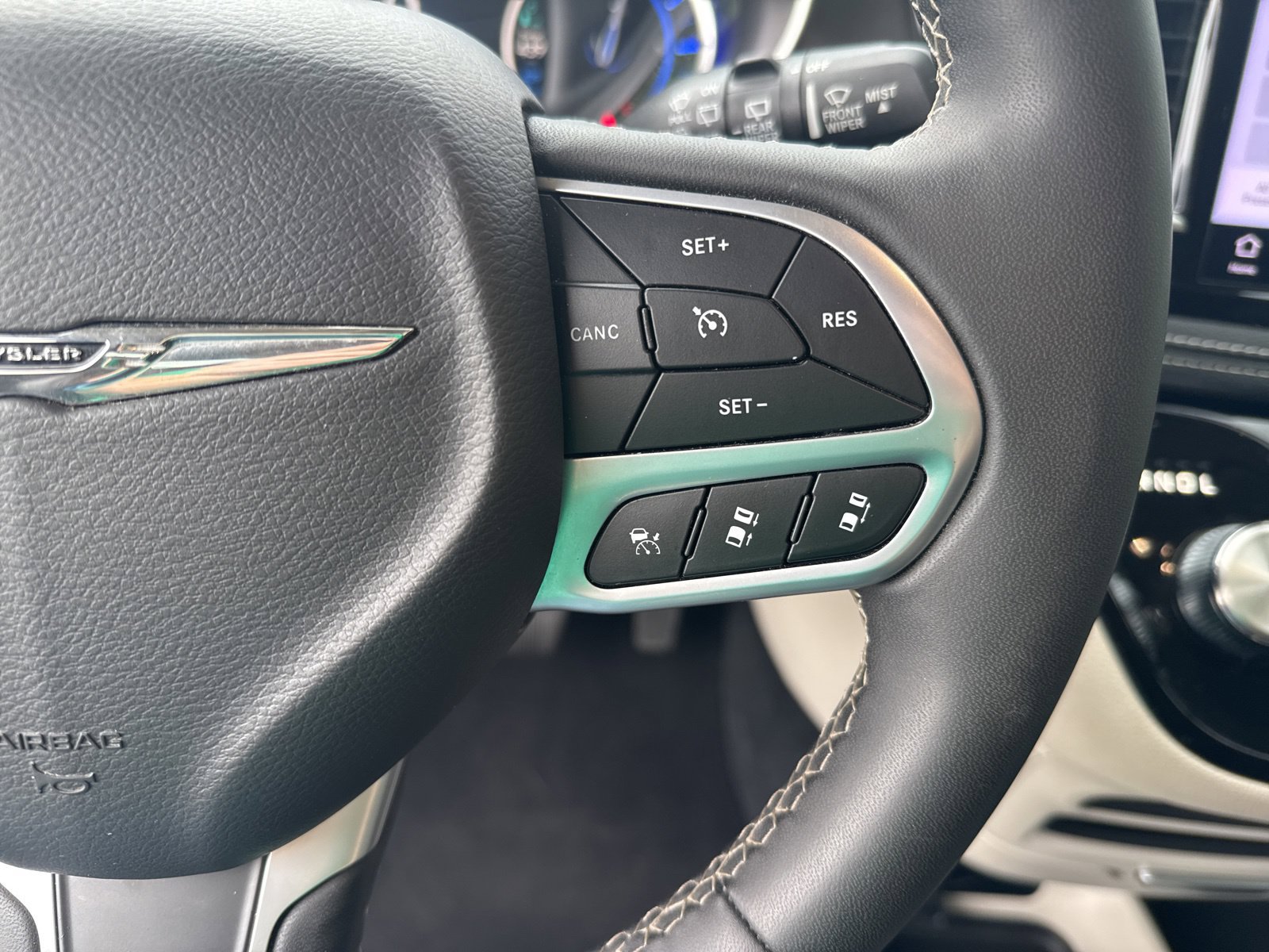 Used 2024 Chrysler Pacifica Limited FWD image 28