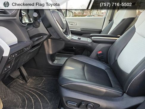 Used 2025 Toyota Sienna XSE w/ XSE Plus Package image 8