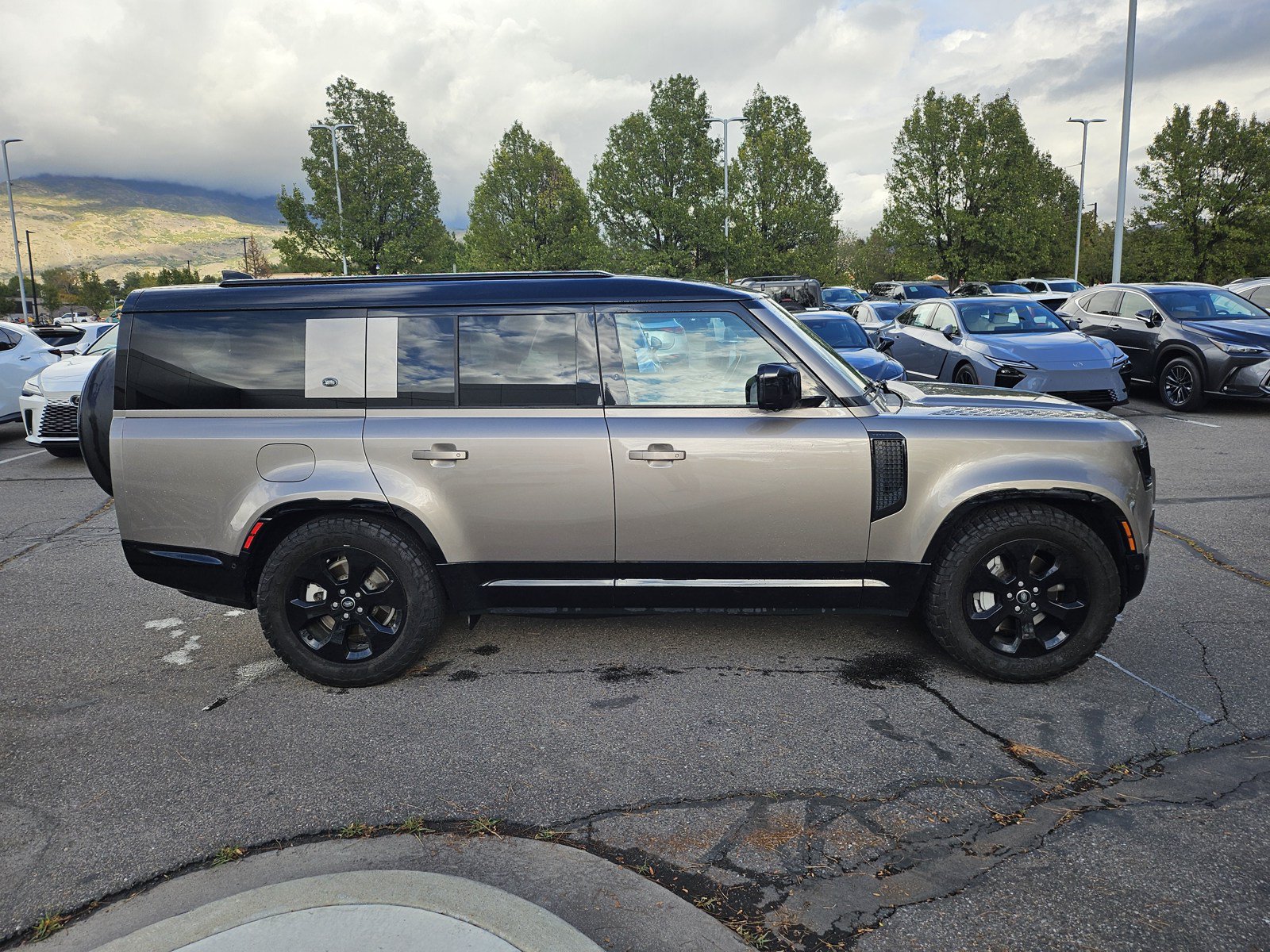 Used 2023 Land Rover Defender 130 X-Dynamic SE AWD/4WD image 4