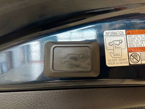 Used 2018 Toyota RAV4 XLE AWD/4WD image 27