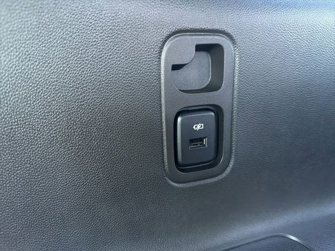 Used 2023 Chevrolet Traverse LT AWD/4WD image 27