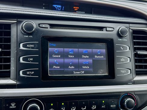 Used 2015 Toyota Highlander LE image 9