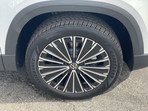 New 2025 Volkswagen Taos SE image 25