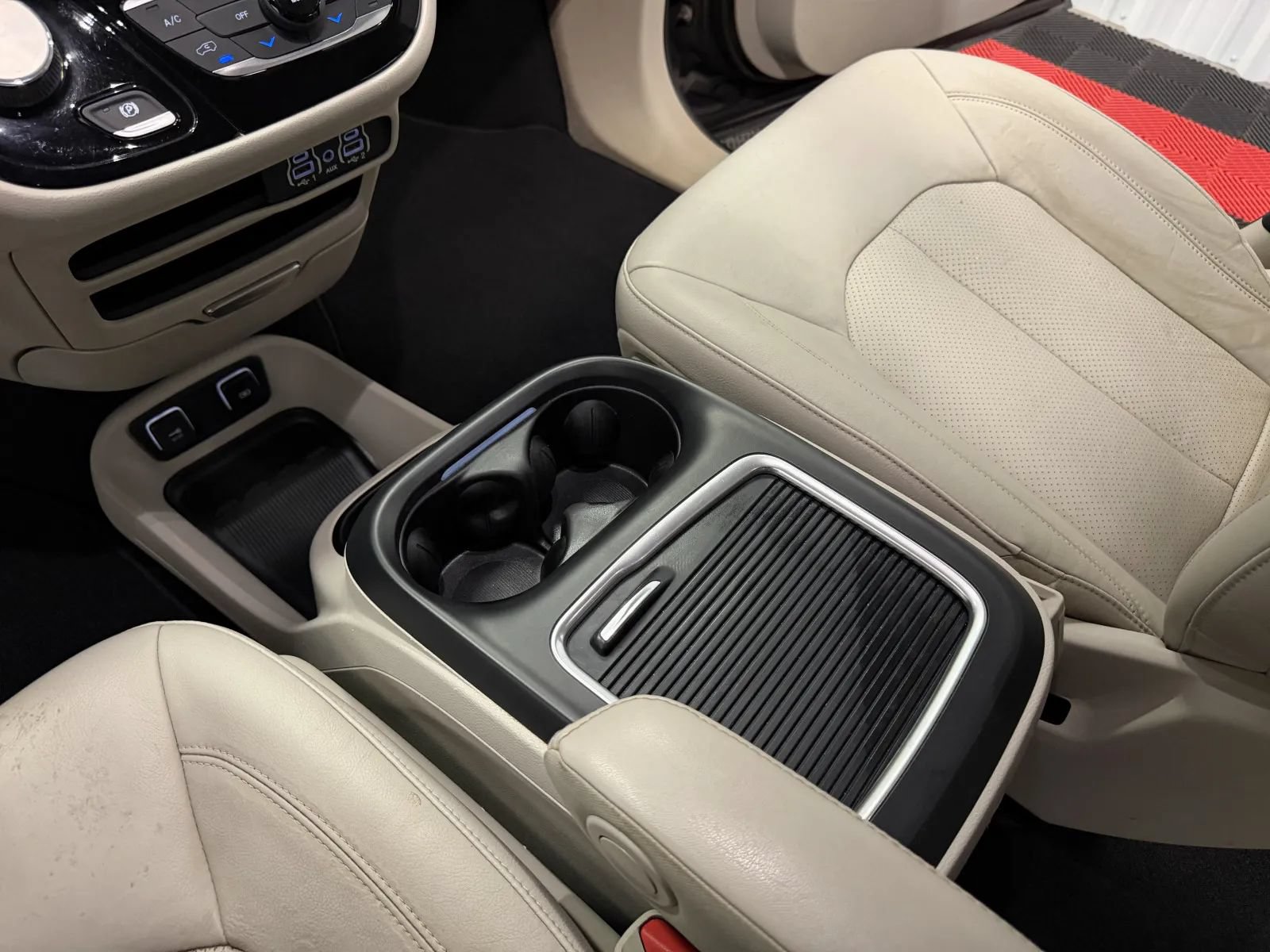 Used 2021 Chrysler Pacifica Touring-L FWD image 31