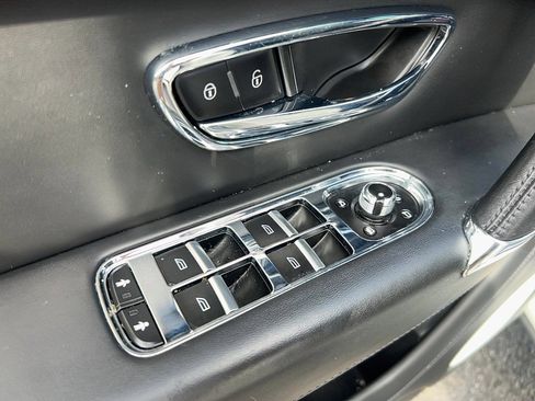 Used 2020 Bentley Bentayga Design Series AWD/4WD image 12