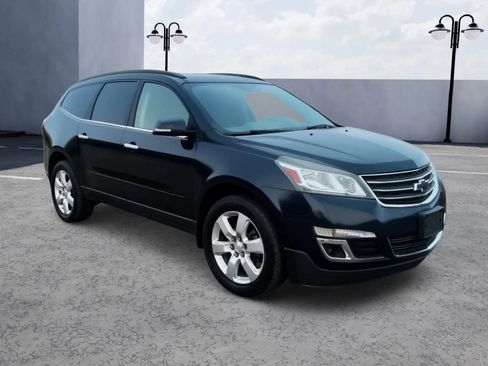 Used 2017 Chevrolet Traverse LT w/ Style and Technology Package FWD image 7