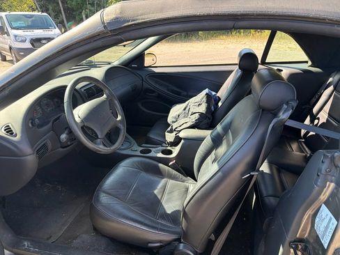 Used 2002 Ford Mustang Convertible RWD image 5