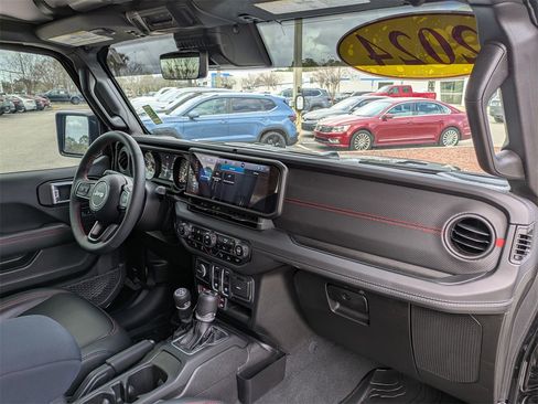 Used 2024 Jeep Wrangler Rubicon image 20