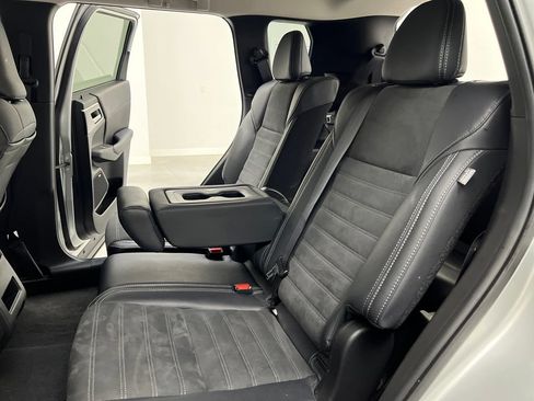 Used 2025 Mitsubishi Outlander SE FWD image 13