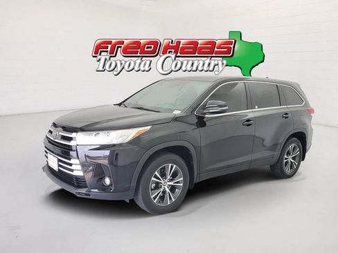 Used 2019 Toyota Highlander Plus FWD image 1