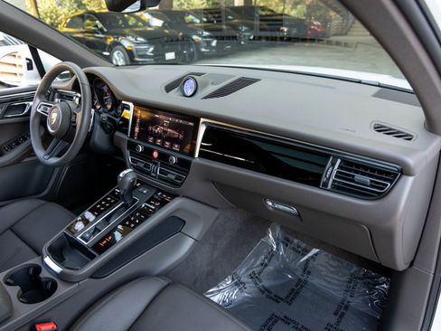 Certified 2025 Porsche Macan image 53