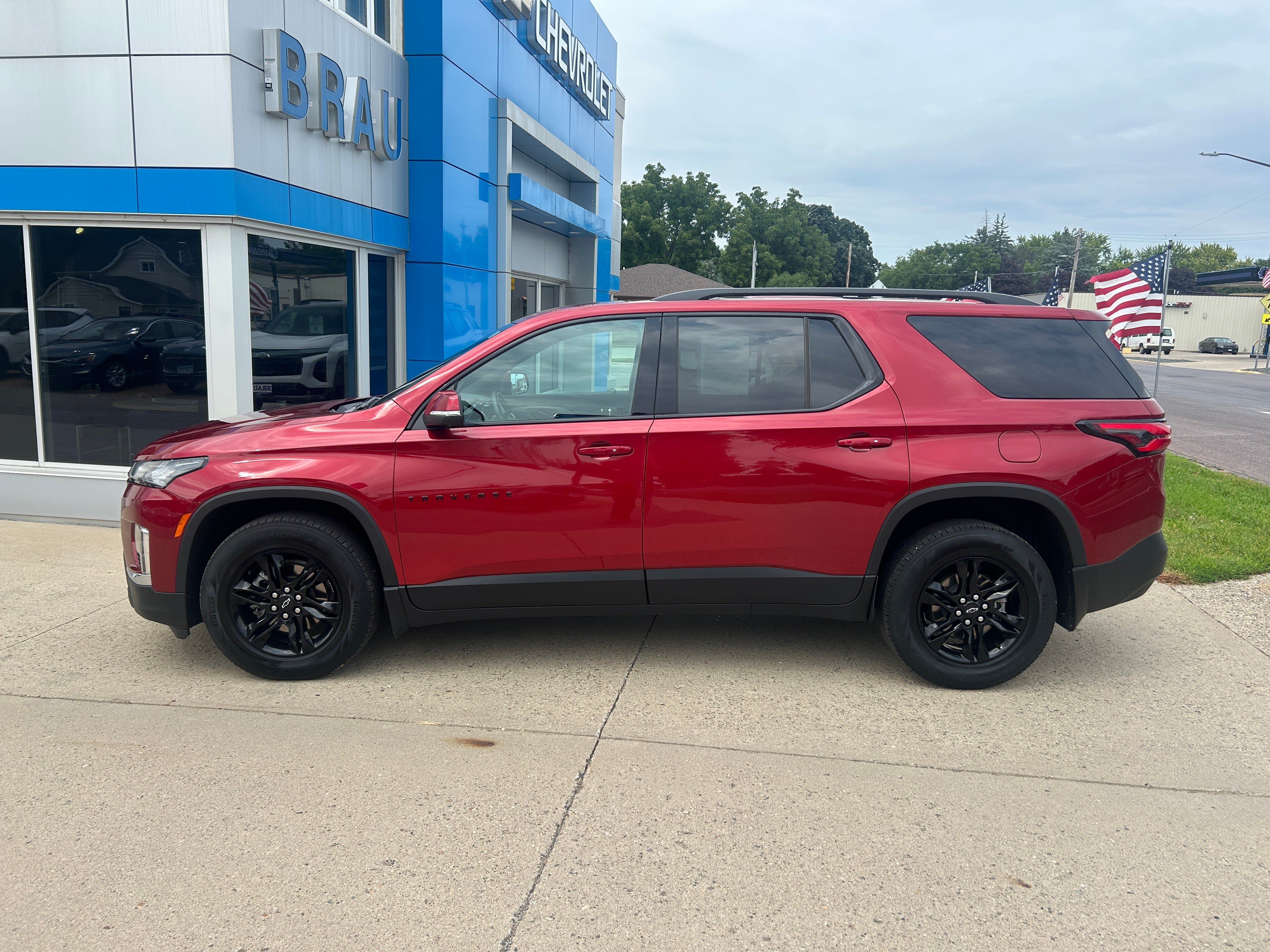 Used 2023 Chevrolet Traverse LT w/ Midnight/Sport Edition AWD/4WD image 1
