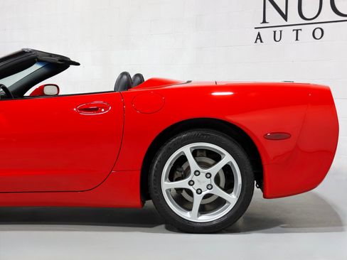 Used 2004 Chevrolet Corvette Convertible w/ Preferred Equipment Group RWD image 38