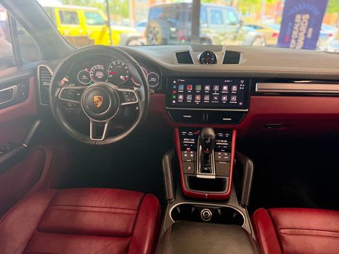 Used 2023 Porsche Cayenne AWD/4WD image 32