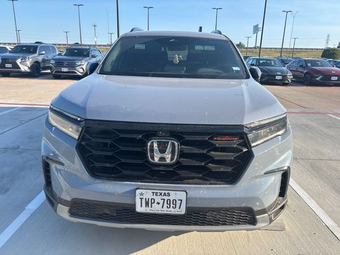Used 2025 Honda Pilot TrailSport image 2