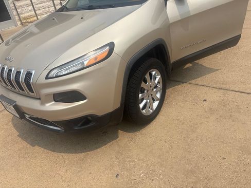 Used 2015 Jeep Cherokee Limited w/ Trailer Tow Group AWD/4WD image 2