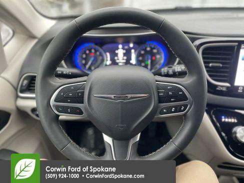 Used 2024 Chrysler Pacifica Touring-L image 26