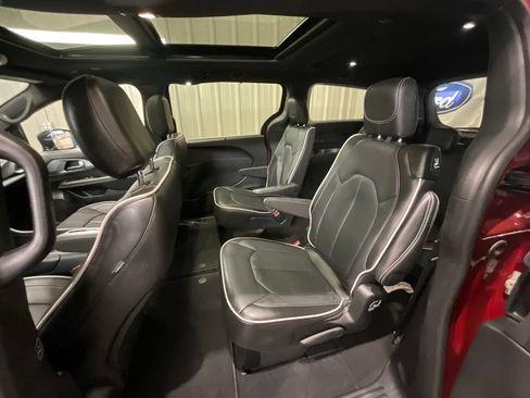 Used 2026 Chrysler Pacifica Limited FWD image 10