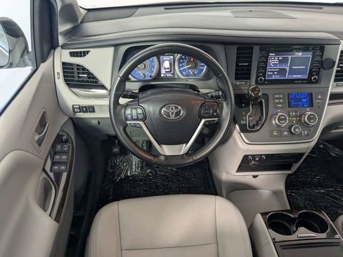Used 2020 Toyota Sienna XLE w/ XLE Navigation Package FWD image 41
