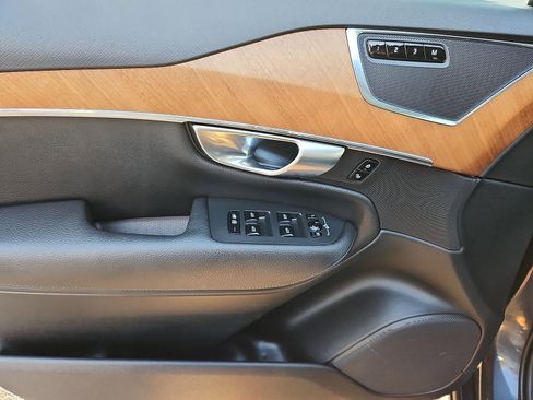 Used 2021 Volvo XC90 T6 Momentum w/ Climate Package image 10