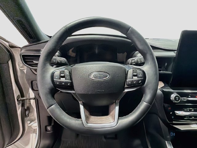 Used 2023 Ford Explorer Platinum w/ Technology Package AWD/4WD image 9
