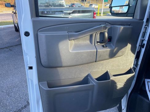 Used 2019 GMC Savana 2500 w/ Enhanced Convenience Package image 18