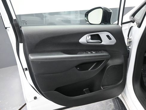 Used 2024 Chrysler Pacifica Select image 27