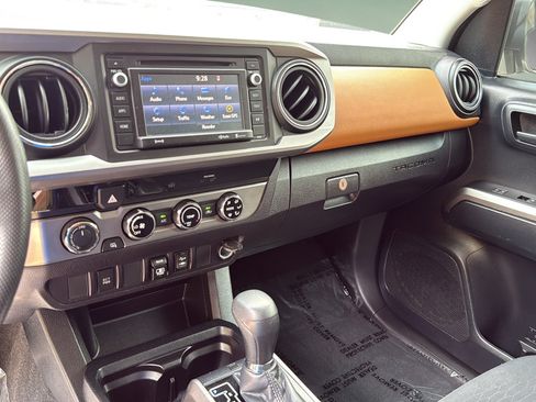 Used 2018 Toyota Tacoma SR5 AWD/4WD image 22