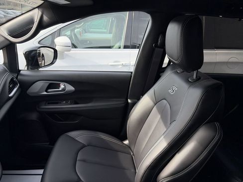 Used 2024 Chrysler Pacifica Touring-L w/ S Appearance Package image 24