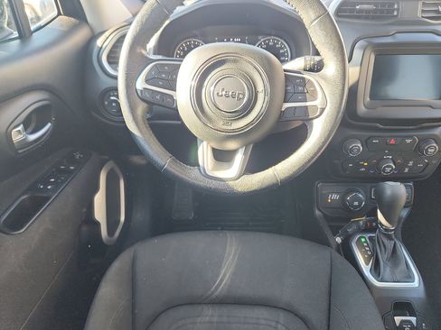 Used 2019 Jeep Renegade Latitude w/ Cold Weather Group image 10