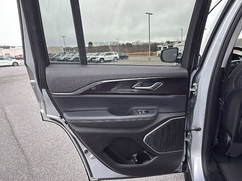 Used 2022 Jeep Grand Cherokee Laredo w/ Luxury Tech Group I image 22