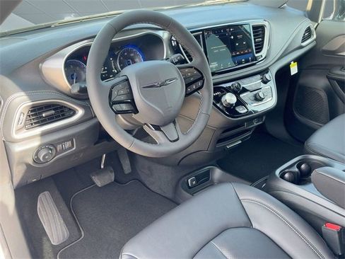 New 2026 Chrysler Pacifica Select w/ S Appearance Package image 4