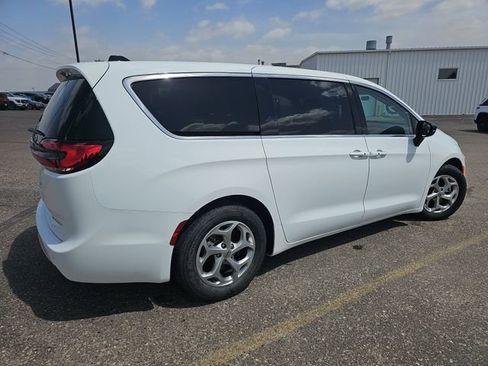 Used 2024 Chrysler Pacifica Limited FWD image 5