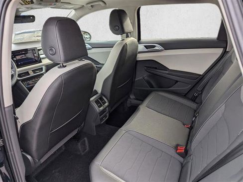 Certified 2025 Volkswagen Taos SE image 20