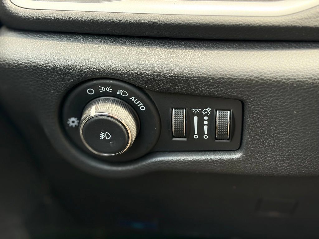 Certified 2025 Chrysler Pacifica Select FWD image 30