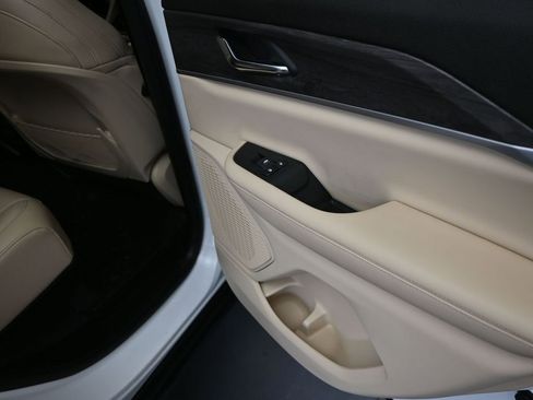 Used 2024 Jeep Grand Cherokee Limited w/ Luxury Tech Group II image 23