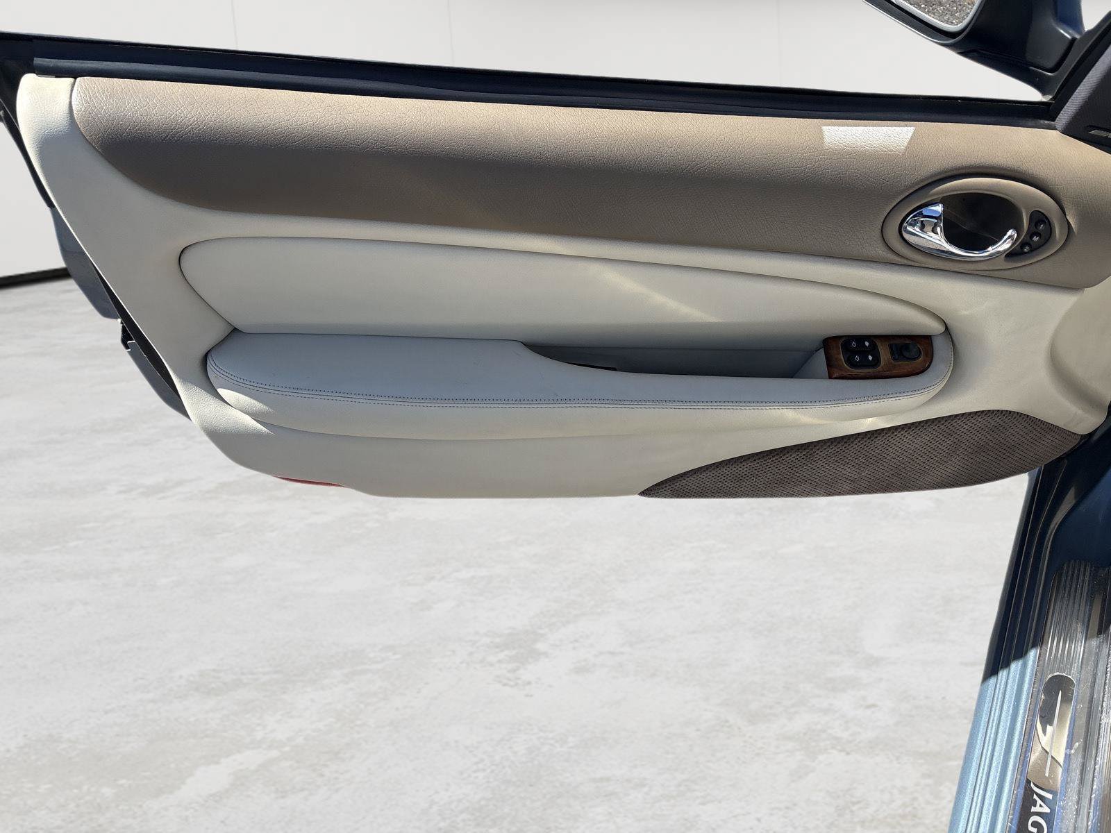 Used 2005 Jaguar XK8 Convertible RWD image 12