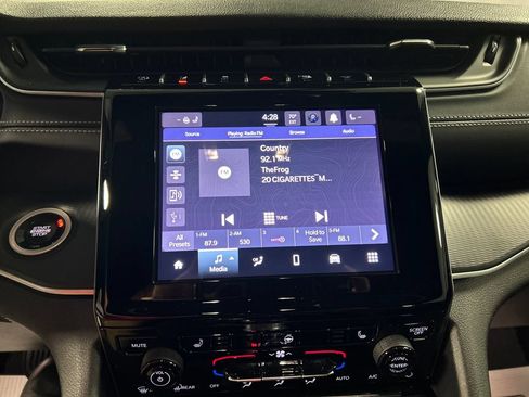 Used 2025 Jeep Grand Cherokee Laredo X w/ Luxury Tech Group I AWD/4WD image 17
