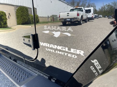 Used 2017 Jeep Wrangler Unlimited Sahara AWD/4WD image 24