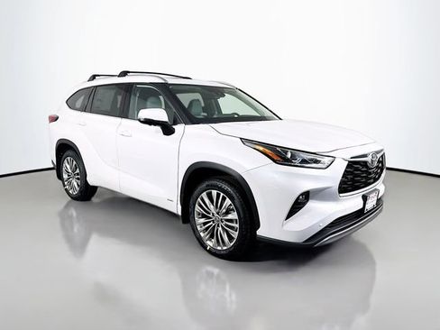 New 2026 Toyota Highlander Platinum image 10
