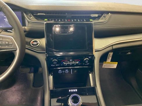 New 2025 Jeep Grand Cherokee Laredo image 12