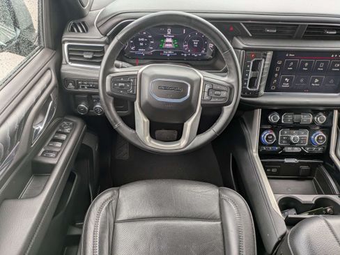 Used 2024 GMC Yukon Denali RWD image 17