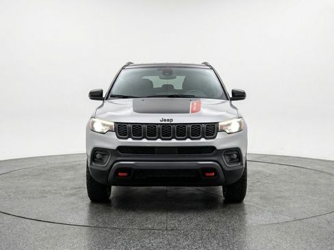 Used 2025 Jeep Compass Trailhawk AWD/4WD image 2