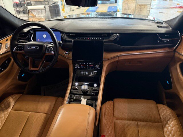 Used 2025 Jeep Grand Cherokee L Summit AWD/4WD image 21