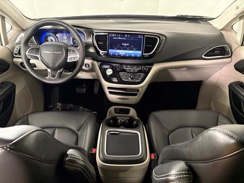 Used 2024 Chrysler Pacifica Touring-L FWD image 33